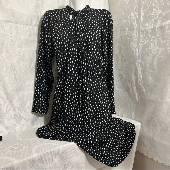 BCBG MAXAZRIA B&W Collared Buttoned Front Dress - Picture 2 of 12